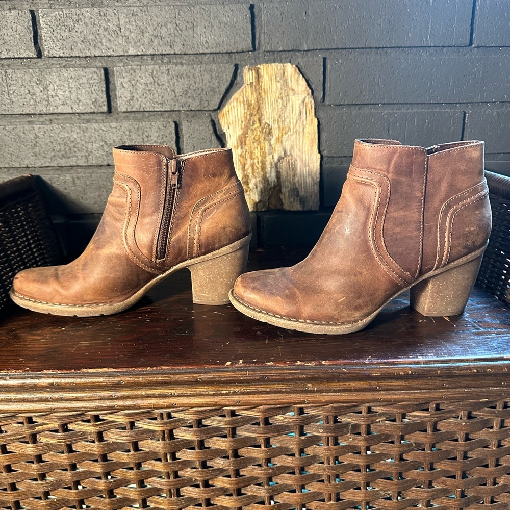 Clarks ankle booties with a heel - Picture 6 of 7